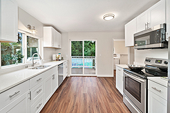 WHITE CENTER CRAFTSMAN