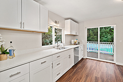 WHITE CENTER CRAFTSMAN